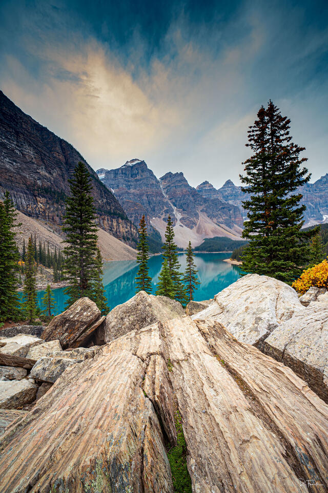 fall sunrise at moraine lake